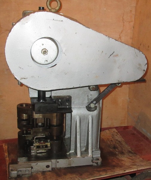 пресс настольный с кривошипно-шатунным механизмом действия и электрическим питанием ,  предназначен для операций холодной штамповки: вырубки, пробивки, гибки, неглубокой вытяжки , опрессовки  зажимов , скоб и наконечников на проводах  , таблетпресс  , таблетирование , габаритный размер - 480х280х600